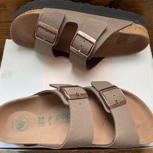 Brand new in box Birkenstock Arizona Grooved Platform Size 39